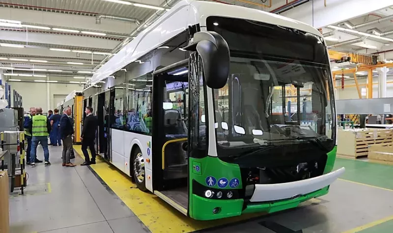 HAMAROSAN FORGALOMBA ÁLLNAK MISKOLC ELSŐ ELEKTROMOS BUSZAI