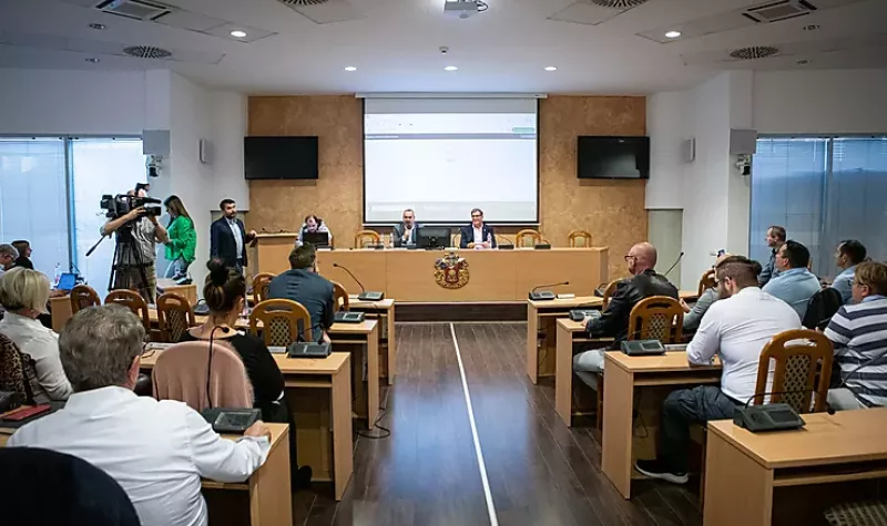 MEGMENTENÉK A BARLANGFÜRDŐT – A TURISZTIKAI VÁLLALKOZÁSOKKAL KÖZÖSEN KERES MEGOLDÁST A VÁROS