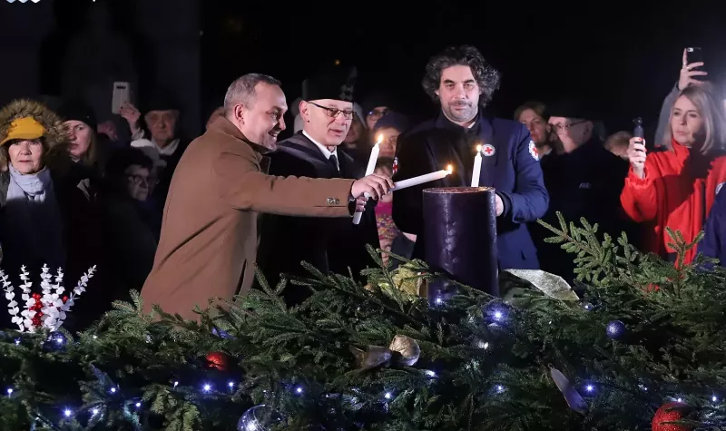 FELLOBBANT AZ ELSŐ GYERTYA LÁNGJA A VÁROS ADVENTI KOSZORÚJÁN