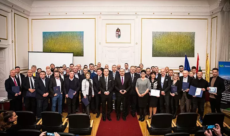 ÁTADTÁK A MISKOLC KÖSZÖNI VÁLLALKOZÓI DÍJAKAT A VÁROSHÁZÁN