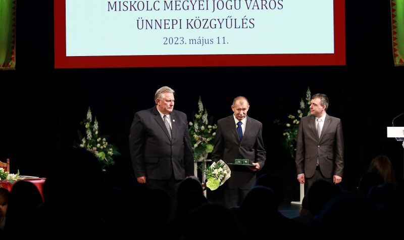 VERES PÁL: MISKOLC TUDJA, HOGY ITT MINDEN SZÍV EGYÜTT, KÖZÖS ÜTEMRE DOBBAN