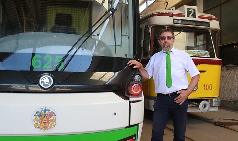 NÉGY ÉVTIZEDEN ÁT A PÁLYÁN MARADNI