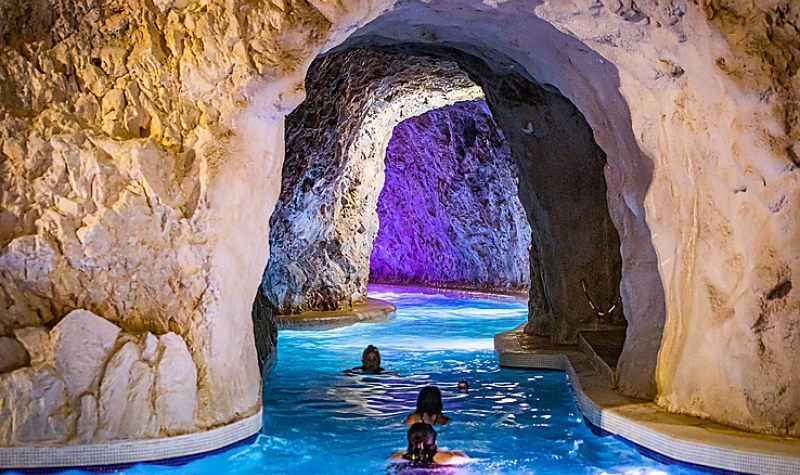 PÉNTEKTŐL ISMÉT VÁRJA VENDÉGEIT A BARLANGFÜRDŐ